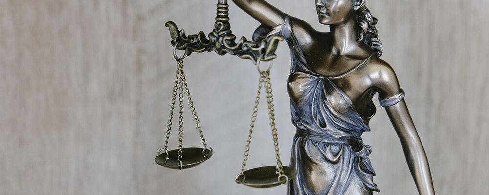 Escultura de bronce de la balanza de la justicia